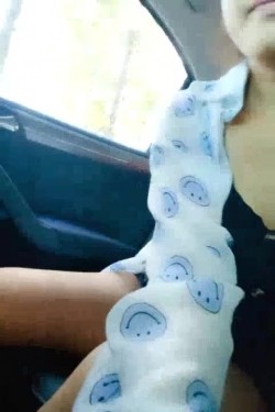 野战夫妻路边树林玩到车内车震，路边行人匆匆还有乘凉的大爷，车内激情口活上位暴力后入，浪叫呻吟不断够刺激 截图5