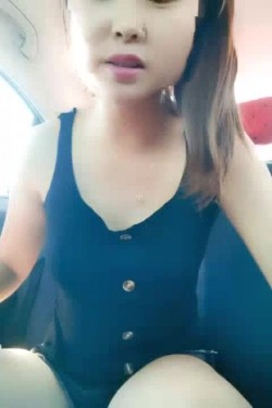 野战夫妻路边树林玩到车内车震，路边行人匆匆还有乘凉的大爷，车内激情口活上位暴力后入，浪叫呻吟不断够刺激 截图16