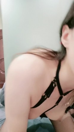 难得一见顶级一线天美穴眼镜御姐爆插自慰 ，开档黑丝高跟鞋，翘起肥臀玻璃棒爆菊，双指扣穴上位骑坐假 截图10