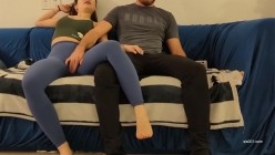 熟女人妻 身材娇小在家沙发看电视时骚穴受不了想要了 被大肉棒无套抽插猛怼 不能内射 射了一逼口 截图2