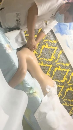 【黛西老师】，真实SPA按摩店偷拍，眼镜小帅哥刚上岗，小骚逼水汪汪真淫荡，无毛白虎穴，赞 截图1