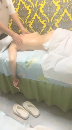 【黛西老师】，真实SPA按摩店偷拍，眼镜小帅哥刚上岗，小骚逼水汪汪真淫荡，无毛白虎穴，赞 截图2