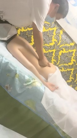 【黛西老师】，真实SPA按摩店偷拍，眼镜小帅哥刚上岗，小骚逼水汪汪真淫荡，无毛白虎穴，赞 截图3
