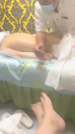 【黛西老师】，真实SPA按摩店偷拍，眼镜小帅哥刚上岗，小骚逼水汪汪真淫荡，无毛白虎穴，赞 截图5