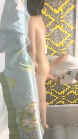 【黛西老师】，真实SPA按摩店偷拍，眼镜小帅哥刚上岗，小骚逼水汪汪真淫荡，无毛白虎穴，赞 截图7