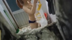 贵在真实，激动的心颤抖的手，大神冒险爬墙，气窗偷拍出租房美女姐妹花洗香香，身材好阴毛浓密 截图12