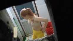 贵在真实，激动的心颤抖的手，大神冒险爬墙，气窗偷拍出租房美女姐妹花洗香香，身材好阴毛浓密 截图13