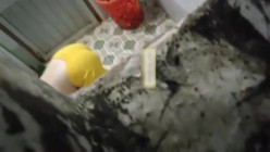 贵在真实，激动的心颤抖的手，大神冒险爬墙，气窗偷拍出租房美女姐妹花洗香香，身材好阴毛浓密 截图14