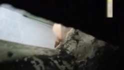 贵在真实，激动的心颤抖的手，大神冒险爬墙，气窗偷拍出租房美女姐妹花洗香香，身材好阴毛浓密 截图16