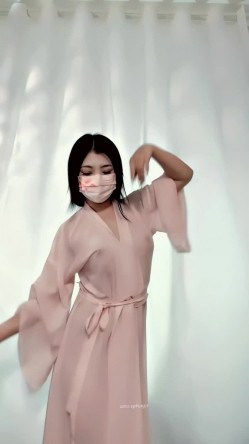 青春无敌，抖音风艺校美少女【杨晓花】定制福利，露脸露点，各种热门BGM裸舞 截图2