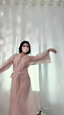 青春无敌，抖音风艺校美少女【杨晓花】定制福利，露脸露点，各种热门BGM裸舞 截图4