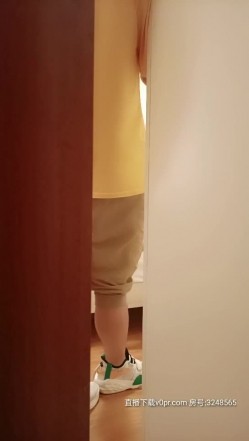 小哥真会玩一个人点了三个妞，制服黑丝诱惑露脸轮流享受小骚逼们的口活服务，还玩乳交激情后入太刺激早泄 截图2