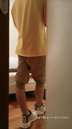 小哥真会玩一个人点了三个妞，制服黑丝诱惑露脸轮流享受小骚逼们的口活服务，还玩乳交激情后入太刺激早泄 截图3