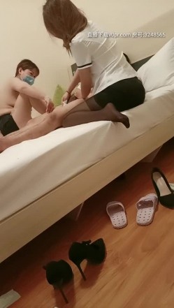 小哥真会玩一个人点了三个妞，制服黑丝诱惑露脸轮流享受小骚逼们的口活服务，还玩乳交激情后入太刺激早泄 截图14