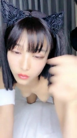 短发妹子，女上位无套，啪啪，和男友口交做爱，撸射一背 截图2