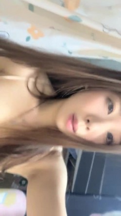 超漂亮，正宗大学生，宿舍里脱光，【七分甜】，这个屄绝了，粉嘟嘟惹人爱，两片小阴唇湿漉漉 截图11