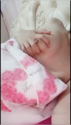 年轻眼镜短发萌妹子床上自慰 学生制服苗条身材翘着屁股手指抠逼非常诱人 很是诱惑不要错过 截图7