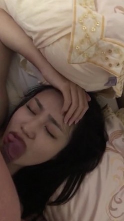 长沙骚母狗蔡雯雯，情趣玩法，深喉吃鸡，夹乳头艹得表情扭曲，这是爽了，口爆颜射！ 截图16