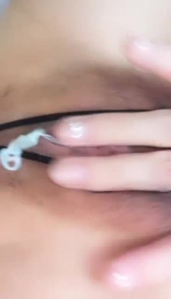 颜值高身材好的新人妹子露脸，情趣内衣太性感把奶子衬托的很诱人，骚逼非常粉，逼里塞个道具自慰，呻吟可射 截图7