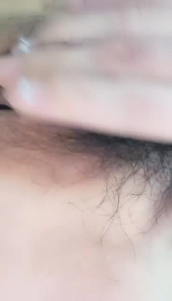 颜值高身材好的新人妹子露脸，情趣内衣太性感把奶子衬托的很诱人，骚逼非常粉，逼里塞个道具自慰，呻吟可射 截图11