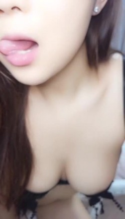 颜值高身材好的新人妹子露脸，情趣内衣太性感把奶子衬托的很诱人，骚逼非常粉，逼里塞个道具自慰，呻吟可射 截图16