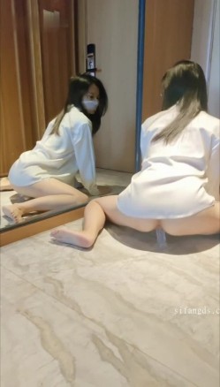 淫妻福利，91大神圈养极品骚婊，反差眼镜母狗【小懒猫】各种公共场所露出自慰3P调教 截图7