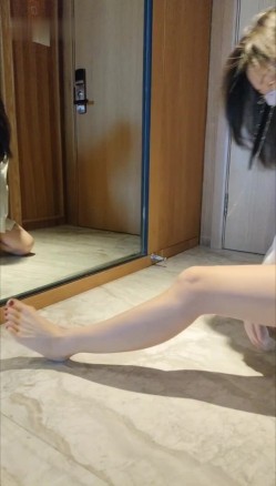 淫妻福利，91大神圈养极品骚婊，反差眼镜母狗【小懒猫】各种公共场所露出自慰3P调教 截图13