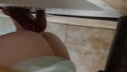 搜集3部偷拍穿婚纱的漂亮准新娘们如厕嘘嘘,偷看别人老婆就是刺激 截图8