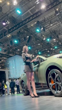 [超级裙底]最新2023上海车展各色美女模特 总有一款你喜欢 截图1
