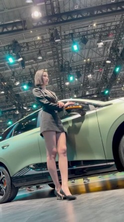 [超级裙底]最新2023上海车展各色美女模特 总有一款你喜欢 截图2
