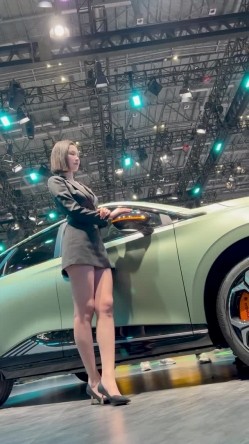 [超级裙底]最新2023上海车展各色美女模特 总有一款你喜欢 截图3