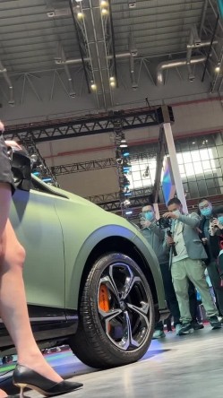 [超级裙底]最新2023上海车展各色美女模特 总有一款你喜欢 截图8