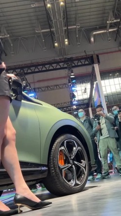 [超级裙底]最新2023上海车展各色美女模特 总有一款你喜欢 截图9