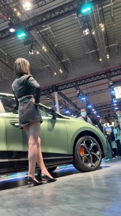 [超级裙底]最新2023上海车展各色美女模特 总有一款你喜欢 截图11