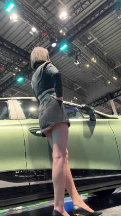 [超级裙底]最新2023上海车展各色美女模特 总有一款你喜欢 截图12