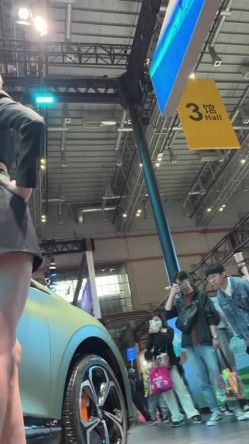 [超级裙底]最新2023上海车展各色美女模特 总有一款你喜欢 截图14