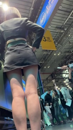 [超级裙底]最新2023上海车展各色美女模特 总有一款你喜欢 截图15