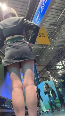 [超级裙底]最新2023上海车展各色美女模特 总有一款你喜欢 截图16