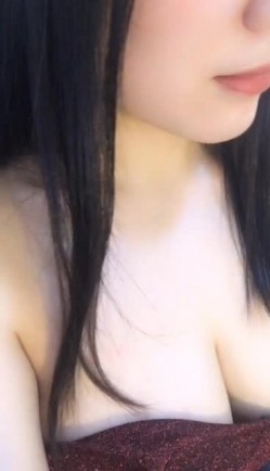高颜值巨乳妹子漏奶诱惑秀 沙发上舔奶子揉搓奶头很是诱人 截图5