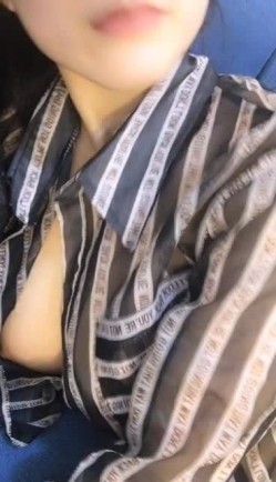 高颜值巨乳妹子漏奶诱惑秀 沙发上舔奶子揉搓奶头很是诱人 截图16