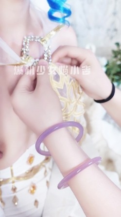 【超美高端 ️罕见露脸露点】极品Cos爆机少女【喵小吉】年终新作《双子:最强冰雪组合》原神花嫁 甘雨优菈 超清4K原档 截图8