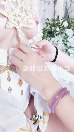 【超美高端 ️罕见露脸露点】极品Cos爆机少女【喵小吉】年终新作《双子:最强冰雪组合》原神花嫁 甘雨优菈 超清4K原档 截图15