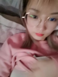 露脸极品反差女大生，高颜值女神级别【雪儿】私拍，穿衣和脱衣判若两人，放尿车震道具自摸被金主无套各种输出 截图2