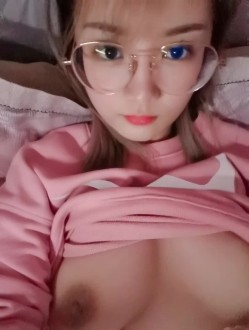 露脸极品反差女大生，高颜值女神级别【雪儿】私拍，穿衣和脱衣判若两人，放尿车震道具自摸被金主无套各种输出 截图4