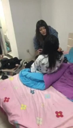 《捉奸门事件》一群社会小青年殴打出轨男女让他俩脱光现场啪啪吓的不硬就用饮料瓶手指虐阴满嘴粗口这帮小杂碎胆真大 截图10