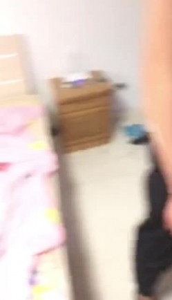 《捉奸门事件》一群社会小青年殴打出轨男女让他俩脱光现场啪啪吓的不硬就用饮料瓶手指虐阴满嘴粗口这帮小杂碎胆真大 截图11