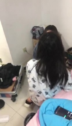 《捉奸门事件》一群社会小青年殴打出轨男女让他俩脱光现场啪啪吓的不硬就用饮料瓶手指虐阴满嘴粗口这帮小杂碎胆真大 截图13