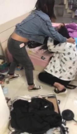 《捉奸门事件》一群社会小青年殴打出轨男女让他俩脱光现场啪啪吓的不硬就用饮料瓶手指虐阴满嘴粗口这帮小杂碎胆真大 截图14