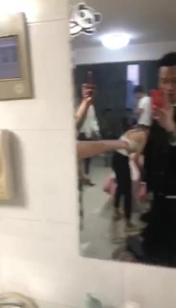 《捉奸门事件》一群社会小青年殴打出轨男女让他俩脱光现场啪啪吓的不硬就用饮料瓶手指虐阴满嘴粗口这帮小杂碎胆真大 截图16