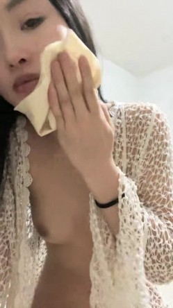 新人下海骚货妹妹！表情一脸淫骚！拿着易拉罐一顿舔，跪在椅子蜜桃美臀，搔首弄姿自摸扣穴 截图5